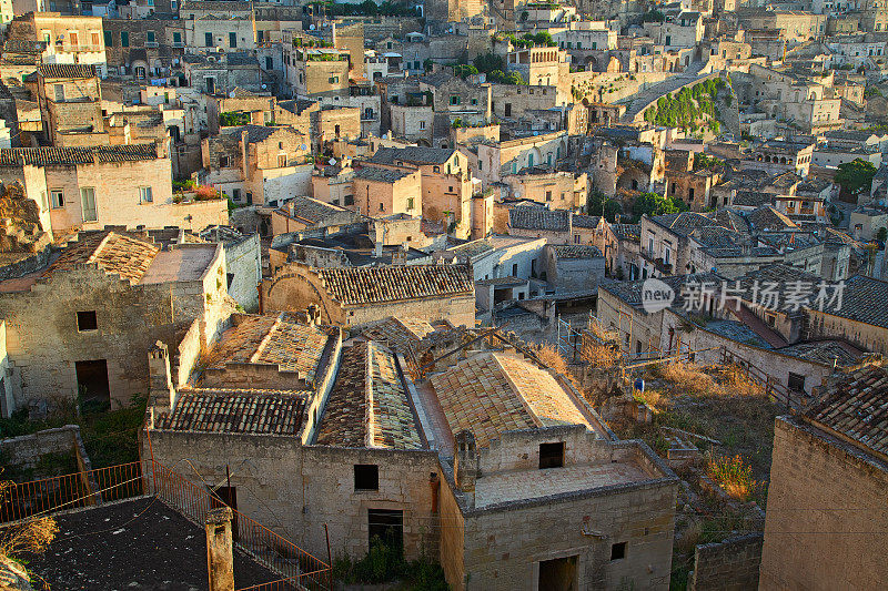 日出时的Matera Sassi